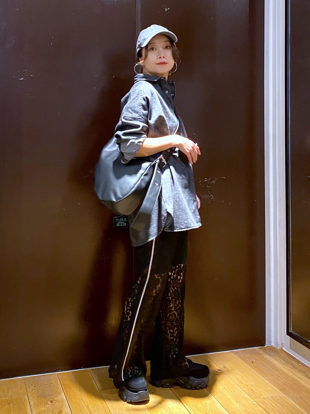 ブラック系のその他パンツ、ブラック系のスニーカー、ブラック系のショルダーバッグを着用したレディースの秋コーディネートの8枚目の写真