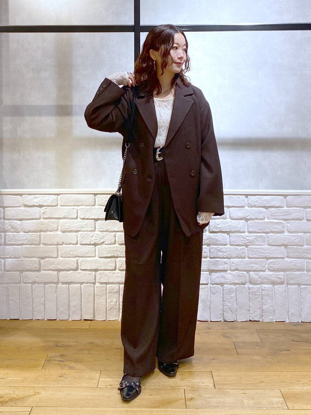 ホワイト系のキャミソール、ブラック系のパンプス、ホワイト系のTシャツ/カットソーを着用したレディースの秋コーディネートの5枚目の写真