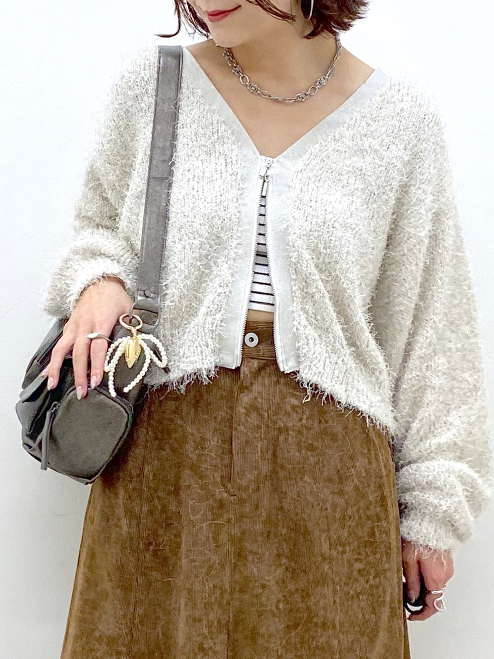 「ブラウン、淡色コーデ、厚底シューズ、秋服準備はじめました、デートコーデ、ショルダーバッグ、休日スタイル、カーディガン、ロングスカート、秋コーデ、低身長、オトナカジュアル、フェザーニット、マーメイドスカート、ショートブーツ」｜「PAGEBOYのラメファインフェザーZIPカーディガン（カーディガン/ボレロ、ホワイト系）」を使った、Chisaさん（レディース・154cm）の秋コーディネートの2枚目の写真