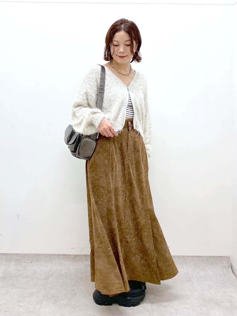 「ブラウン、淡色コーデ、厚底シューズ、秋服準備はじめました、デートコーデ、ショルダーバッグ、休日スタイル、カーディガン、ロングスカート、秋コーデ、低身長、オトナカジュアル、フェザーニット、マーメイドスカート、ショートブーツ」｜「PAGEBOYのラメファインフェザーZIPカーディガン（カーディガン/ボレロ、ホワイト系）」を使った、Chisaさん（レディース・154cm）の秋コーディネートの5枚目の写真