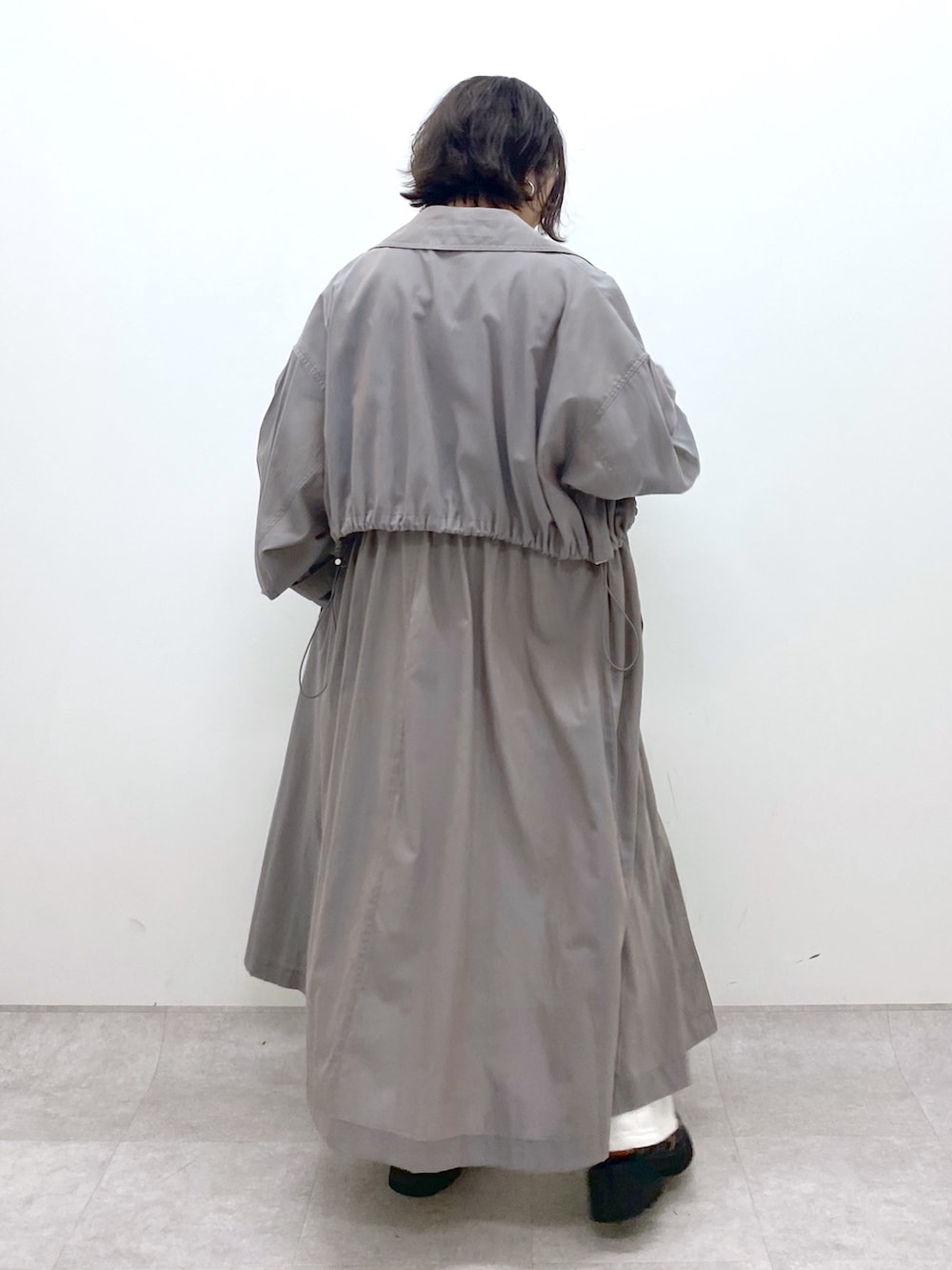 グレー系のジャケット/アウター、ホワイト系のパンツ、ブラック系のサンダルを着用したレディースの春コーディネートの4枚目の写真