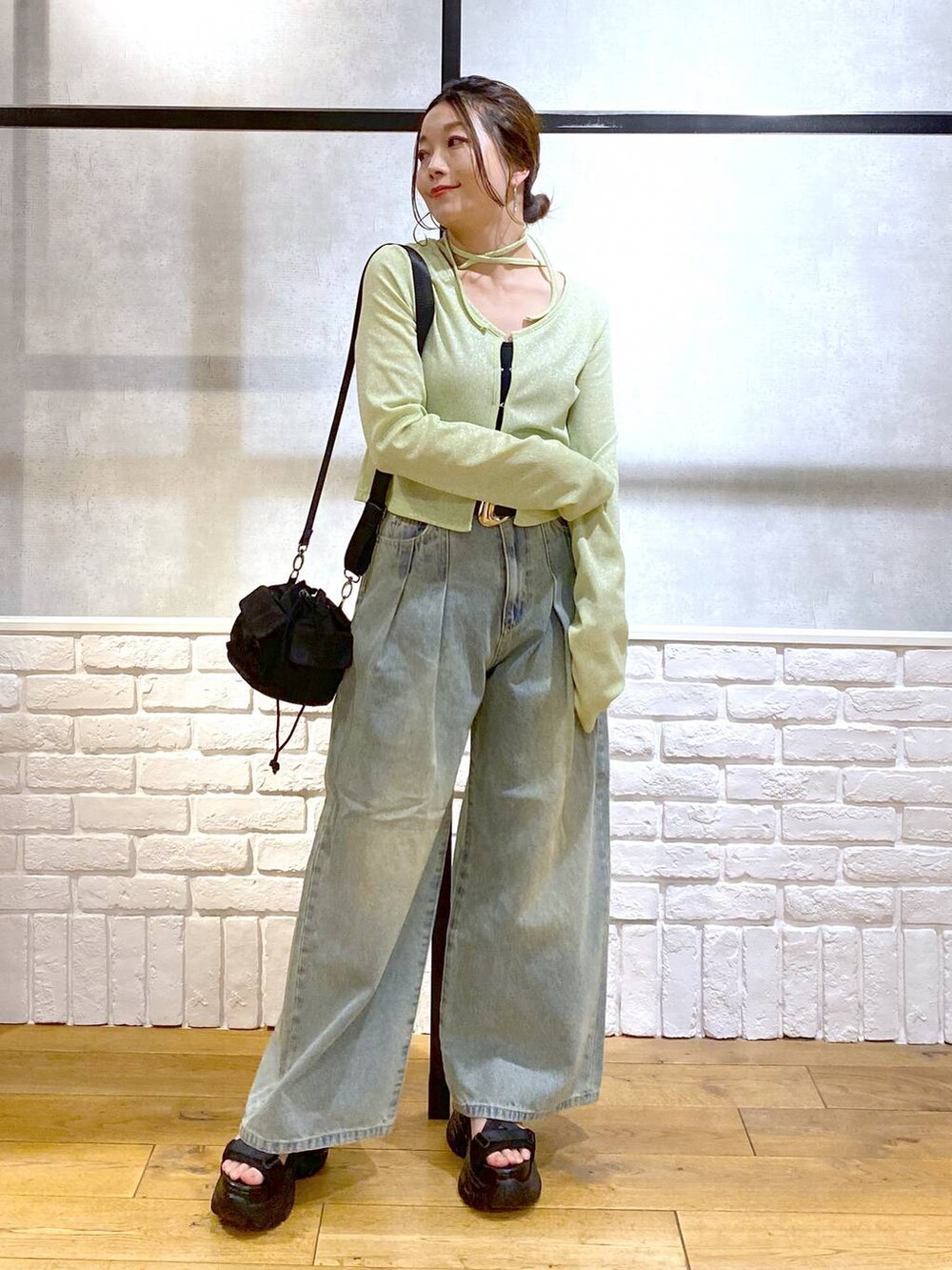 ブルー系のデニムパンツ、ブラック系のサンダル、ブラック系のキャミソールを着用したレディースの春コーディネートの8枚目の写真