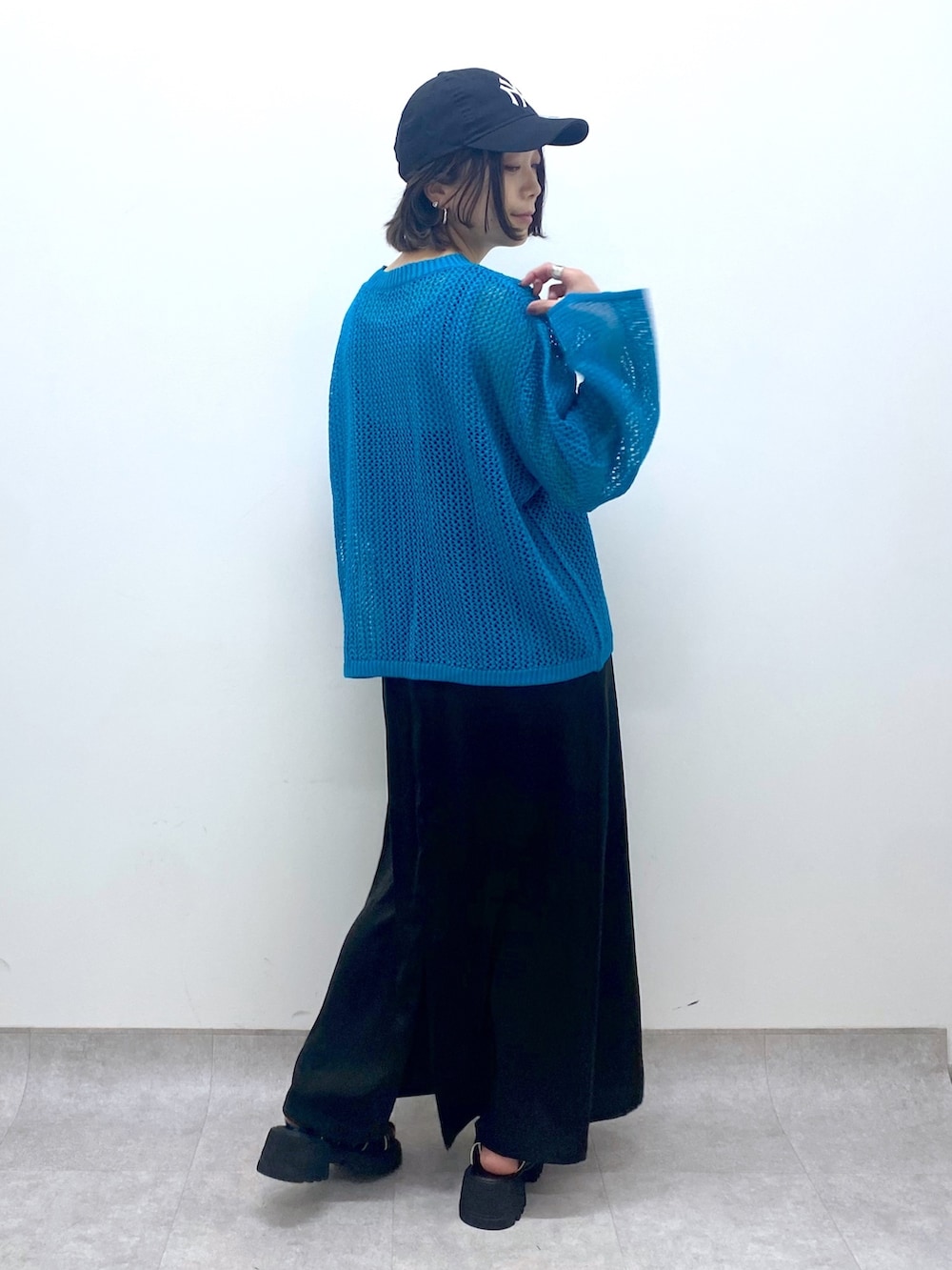 その他のトップス、ブラック系のワンピース/ドレス、ブラック系のサンダルを着用したレディースの春コーディネートの2枚目の写真