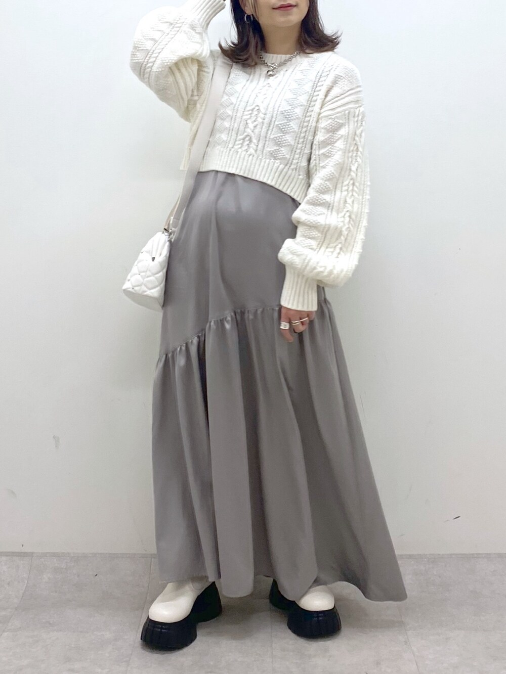 ホワイト系のワンピース、ホワイト系のニット/セーター、ホワイト系のブーツを着用したレディースの冬コーディネートの6枚目の写真