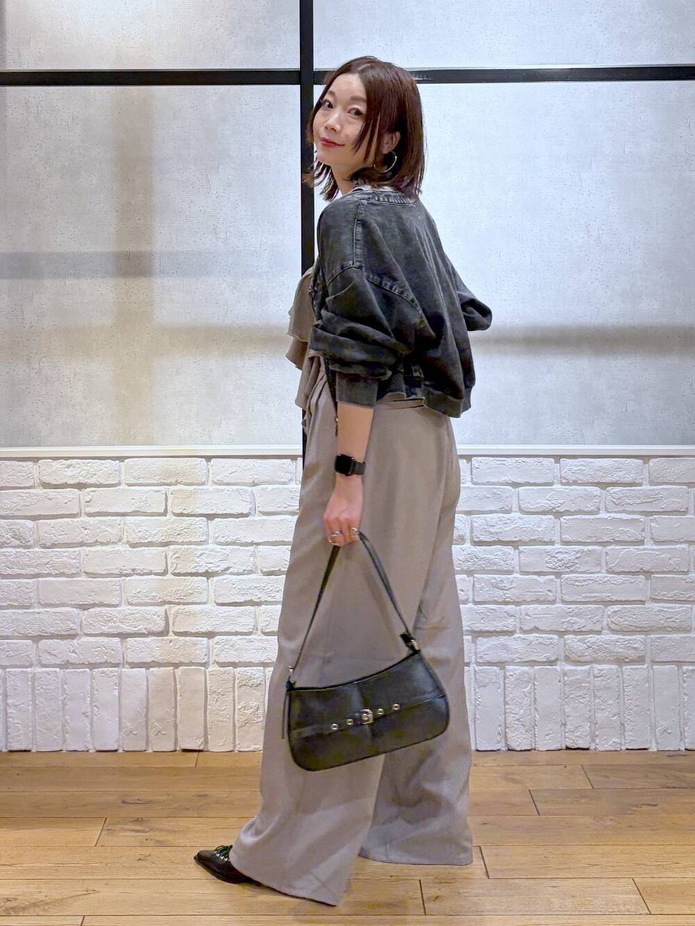 ブラック系のハンドバッグ、ブラック系のサンダル、ブラック系のカーディガン/ボレロを着用したレディースの春コーディネートの7枚目の写真