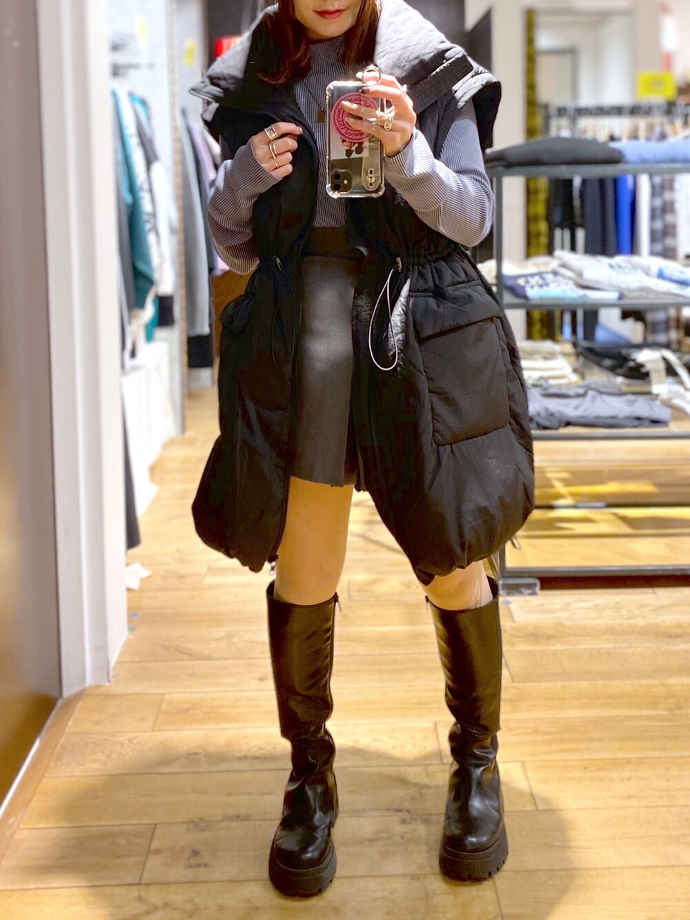 ブラック系のブルゾン、ブルー系のTシャツ/カットソー、グレー系のその他パンツを着用したレディースの冬コーディネートの5枚目の写真