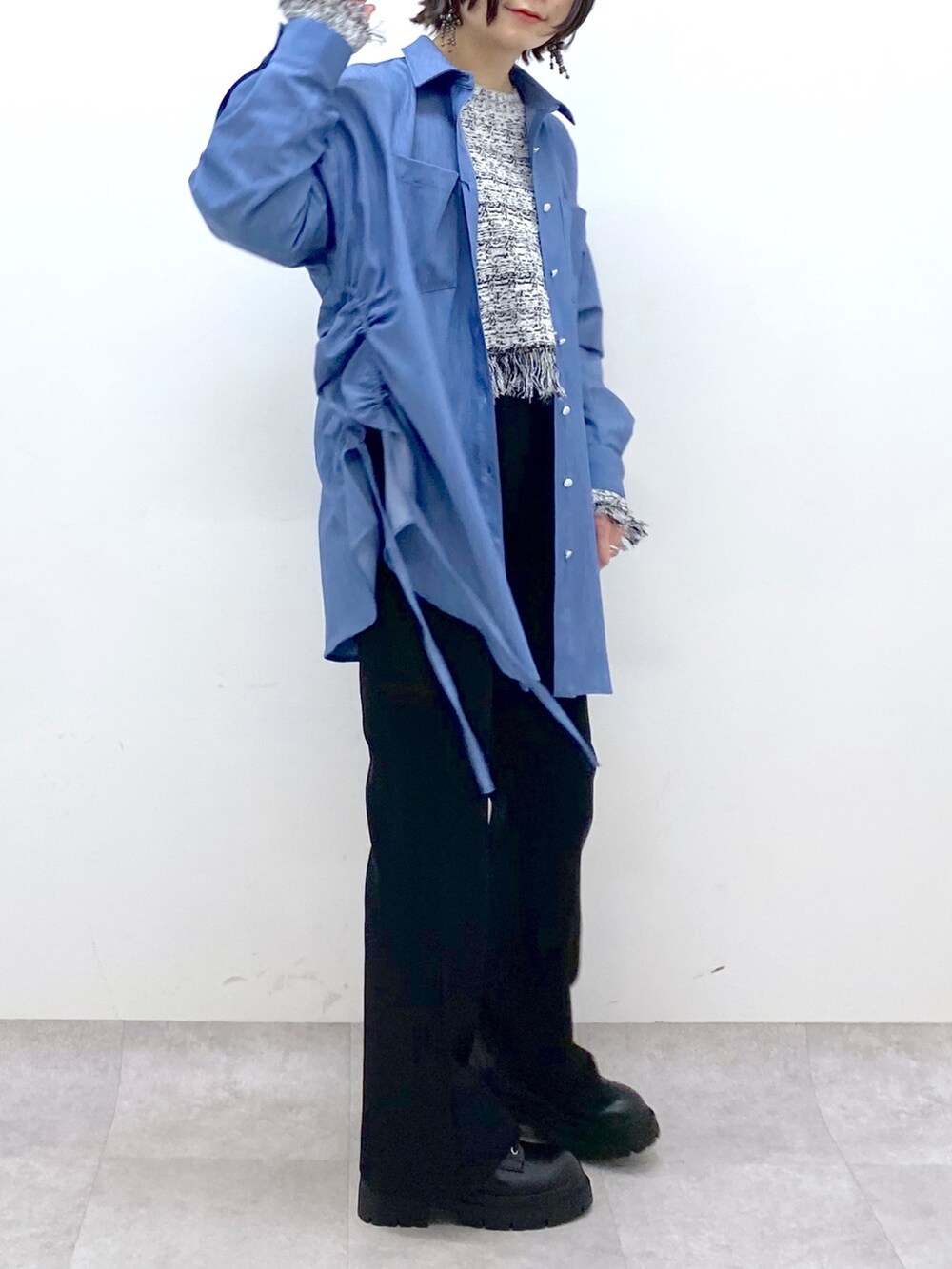 ブラック系のデニムパンツ、ブルー系のシャツ/ブラウス、ホワイト系のニット/セーターを着用したレディースの冬コーディネートの4枚目の写真