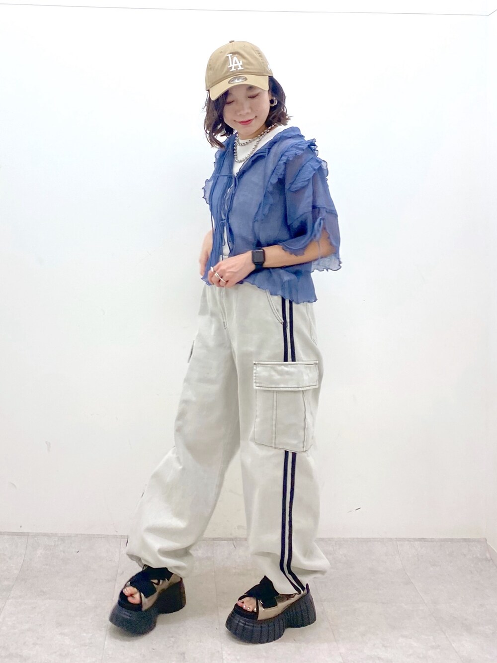 ホワイト系のデニムパンツ、その他のスニーカー、ブルー系のシャツ/ブラウスを着用したレディースの夏コーディネートの6枚目の写真