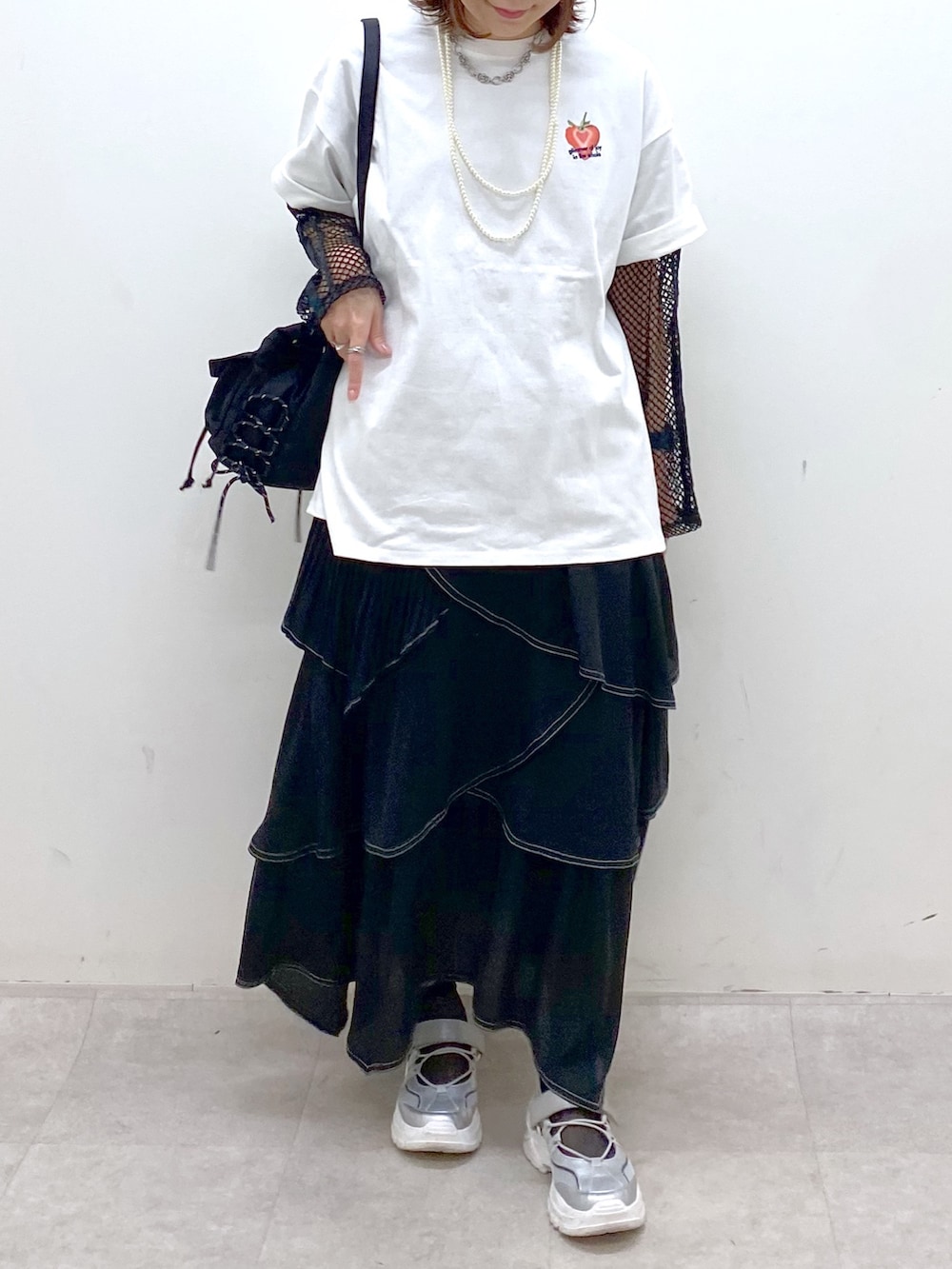 ホワイト系のTシャツ/カットソー、ブラック系のボディバッグ/ウエストポーチ、ブラック系のTシャツ/カットソーを着用したレディースの春コーディネートの3枚目の写真