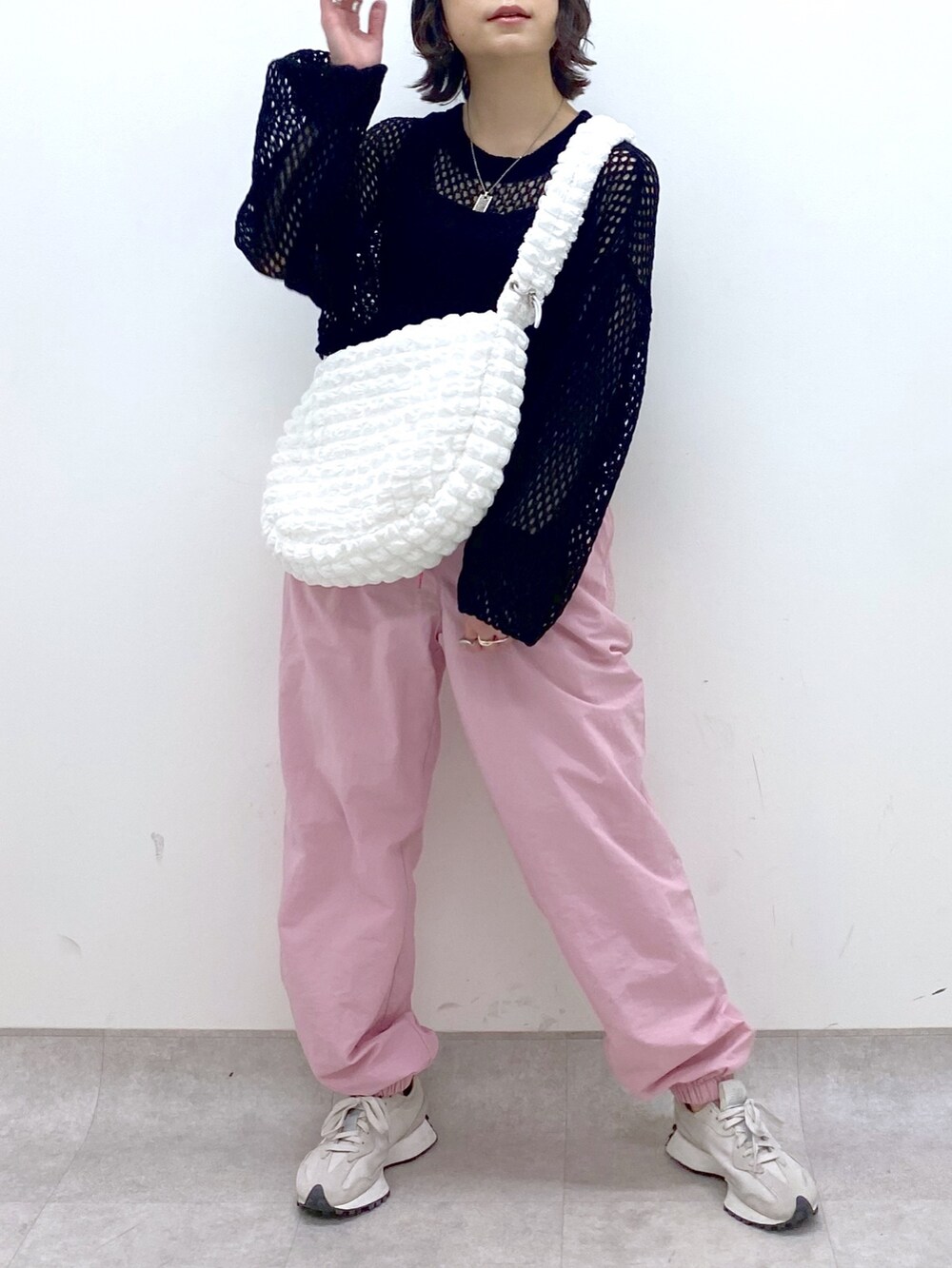 ホワイト系のバッグ、ピンク系のその他パンツ、ブラック系のニット/セーターを着用したレディースの春コーディネートの4枚目の写真