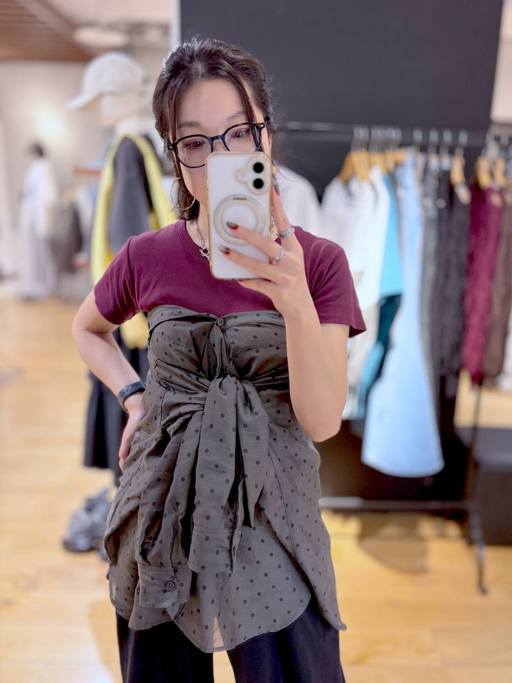 ブラック系のスニーカー、ブラック系のスウェットパンツ、その他のシャツ/ブラウスを着用したレディースの春コーディネートの4枚目の写真