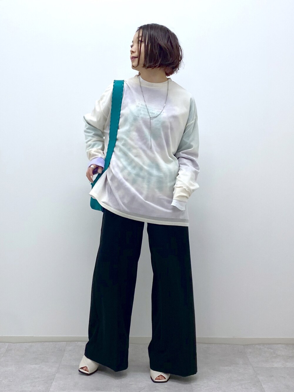 ブラック系のスラックス、ホワイト系のTシャツ/カットソー、ホワイト系のTシャツ/カットソーを着用したレディースの冬コーディネートの2枚目の写真
