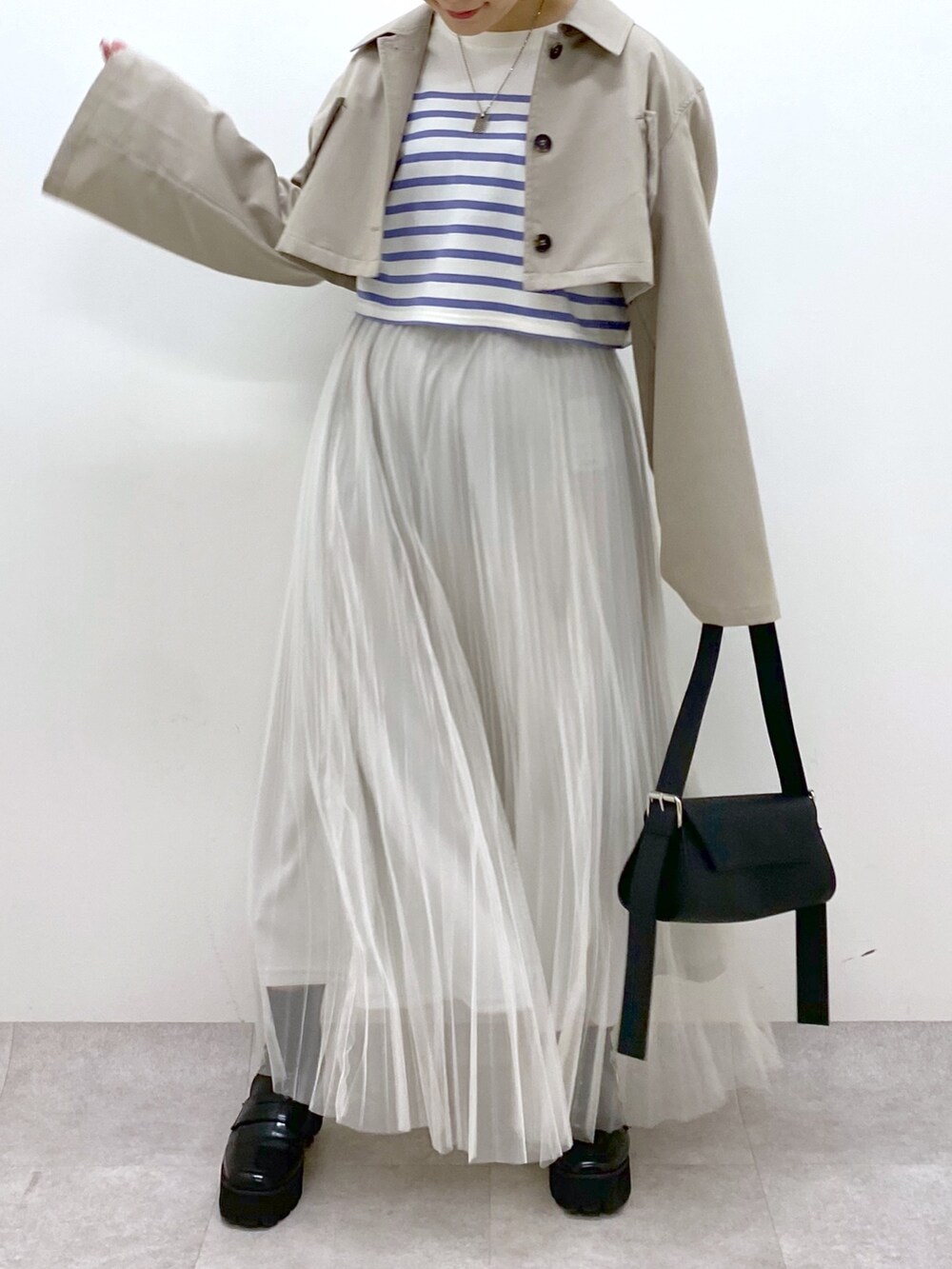 ベージュ系のジャケット/アウター、パープル系のトップス、ホワイト系のスカートを着用したレディースの春コーディネートの4枚目の写真