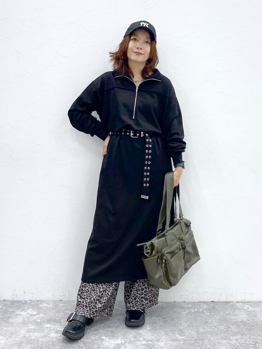 ブラック系のワンピース、その他のその他パンツ、グリーン系のボストンバッグを着用したレディースの秋コーディネートの9枚目の写真