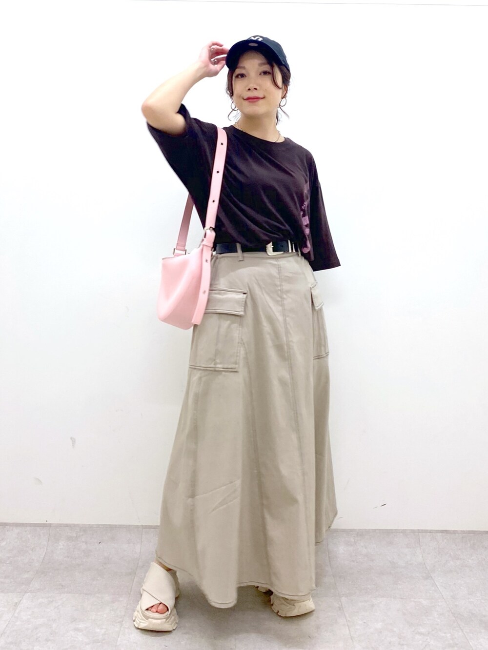 ブラウン系のスカート、ブラウン系のTシャツ/カットソー、ピンク系のショルダーバッグを着用したレディースの夏コーディネートの5枚目の写真