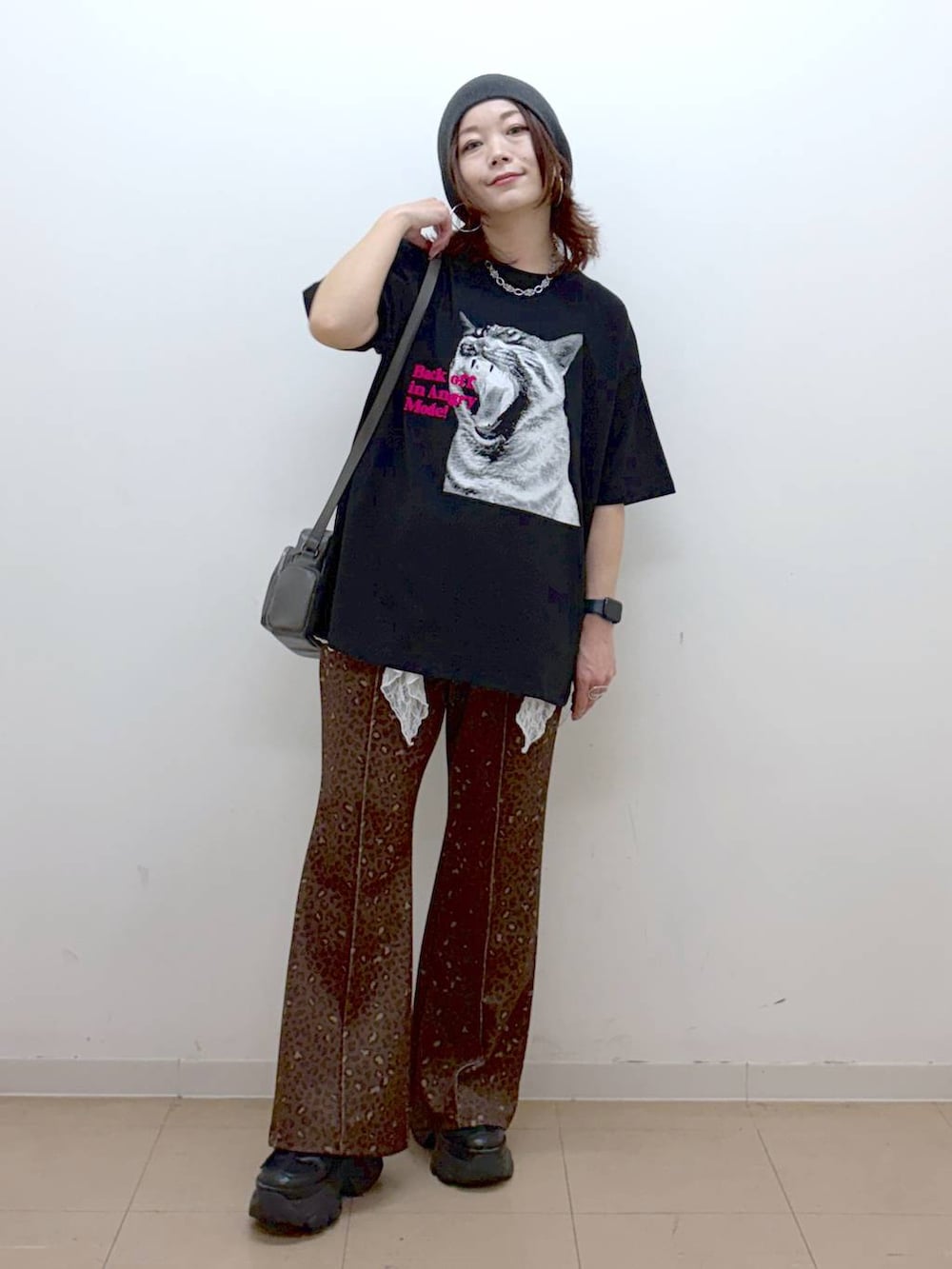 ブラック系のスニーカー、グレー系のショルダーバッグ、その他のその他パンツを着用したレディースの春コーディネートの4枚目の写真