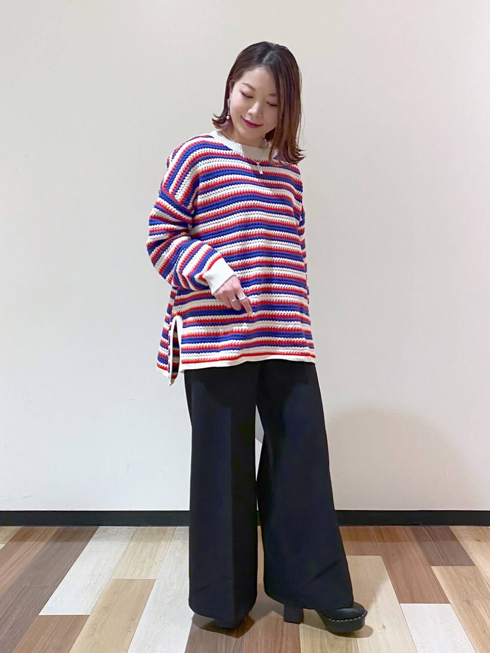 その他のニット/セーター、シルバー系のショルダーバッグ、ブラック系のスラックスを着用したレディースの冬コーディネートの2枚目の写真