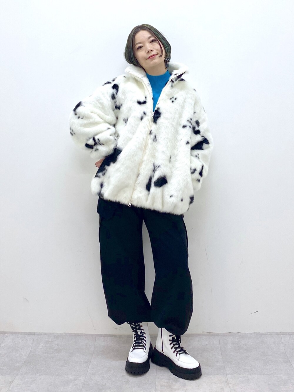 ブラック系のカーゴパンツ、ホワイト系のシューズ、ブルー系のトップスを着用したレディースの秋コーディネートの3枚目の写真