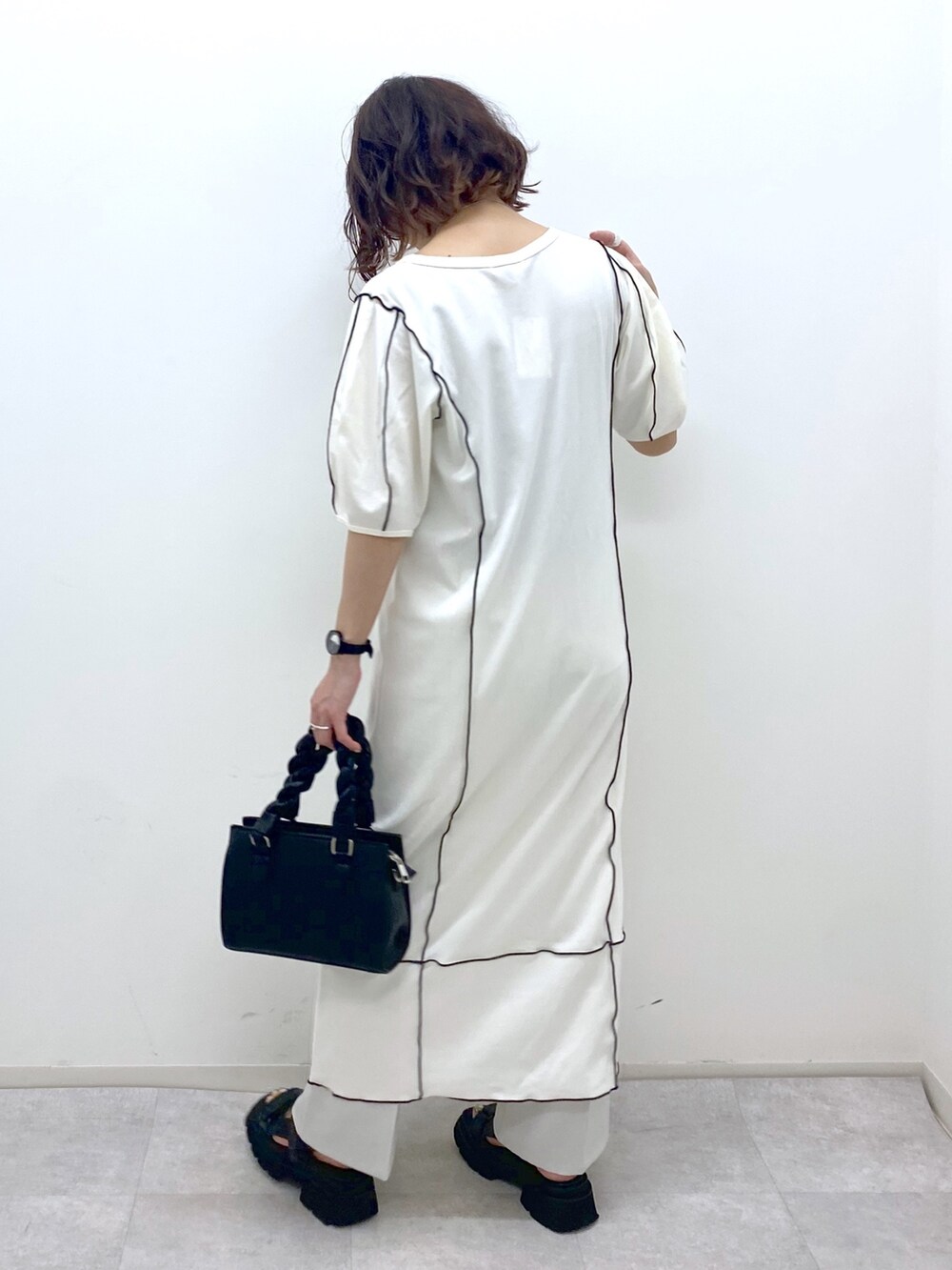 ホワイト系のワンピース/ドレス、ベージュ系のスラックス、ブルー系のタンクトップを着用したレディースの夏コーディネートの4枚目の写真