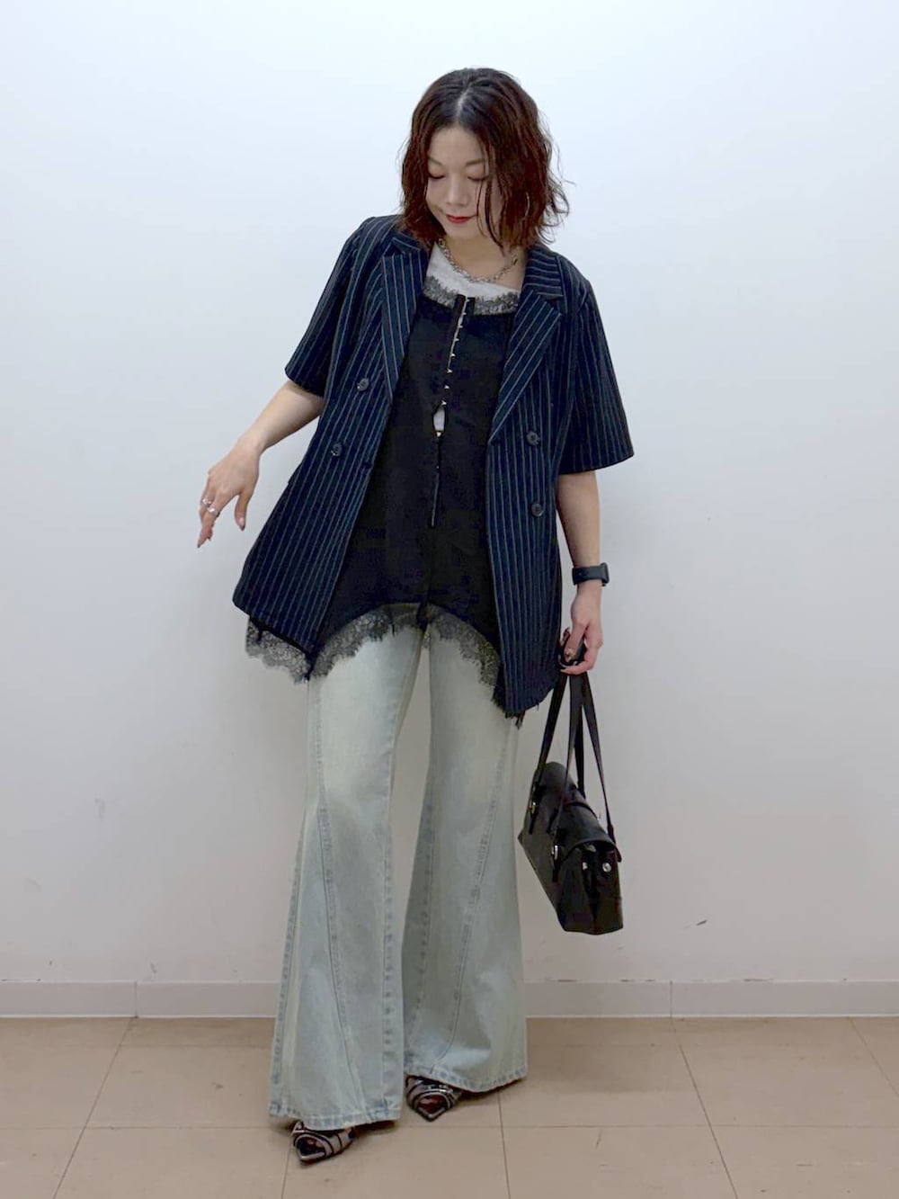 ブルー系のデニムパンツ、その他のサンダル、ブラック系のキャミソールを着用したレディースの夏コーディネートの8枚目の写真
