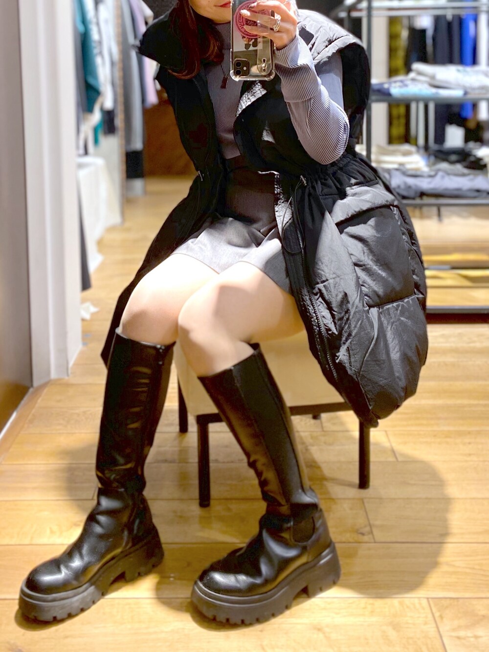 ブラック系のブルゾン、ブルー系のTシャツ/カットソー、グレー系のその他パンツを着用したレディースの冬コーディネートの4枚目の写真