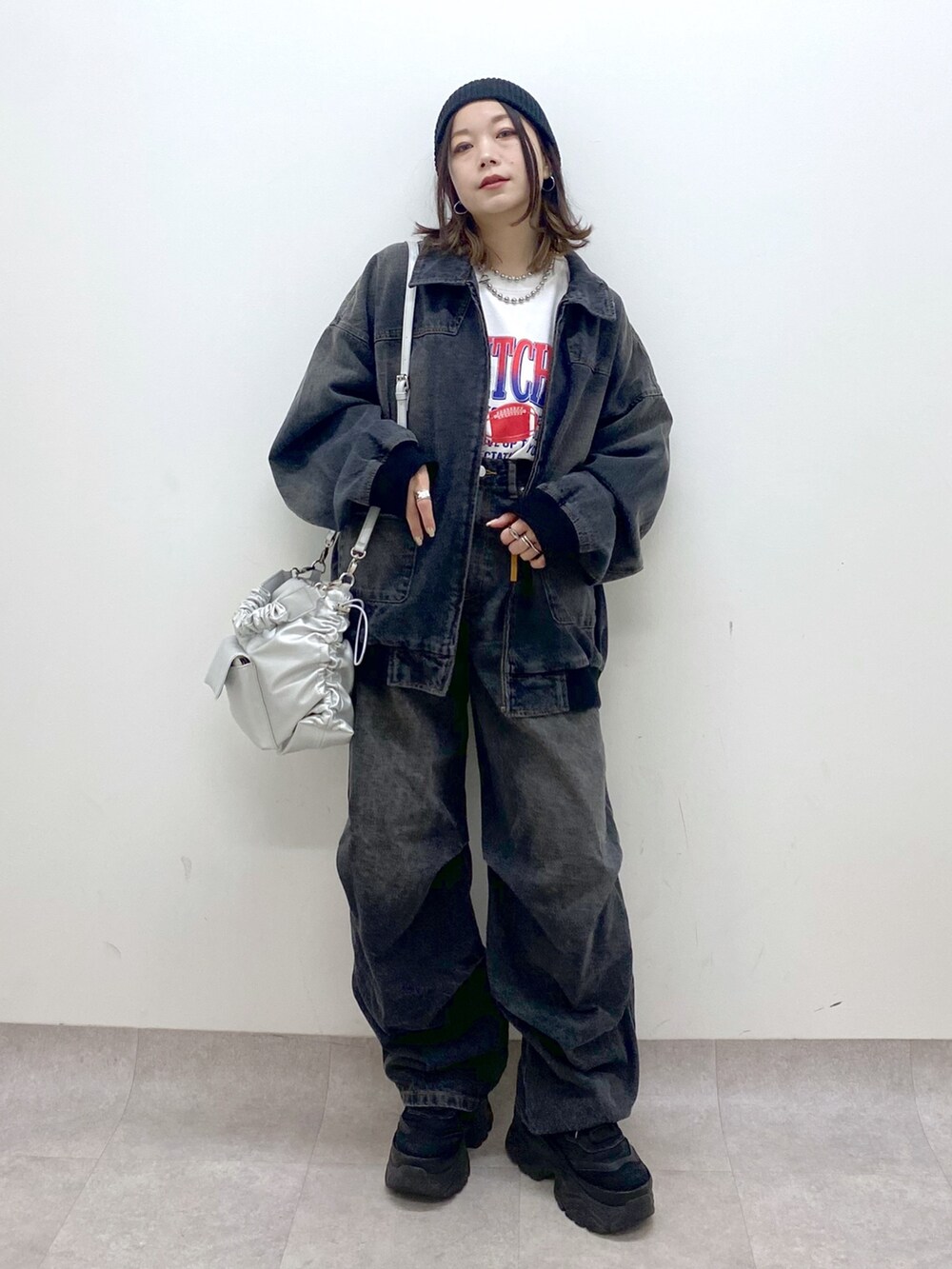 ホワイト系のTシャツ/カットソー、ブラック系のデニムジャケット、ブラック系のデニムパンツを着用したレディースの春コーディネートの9枚目の写真