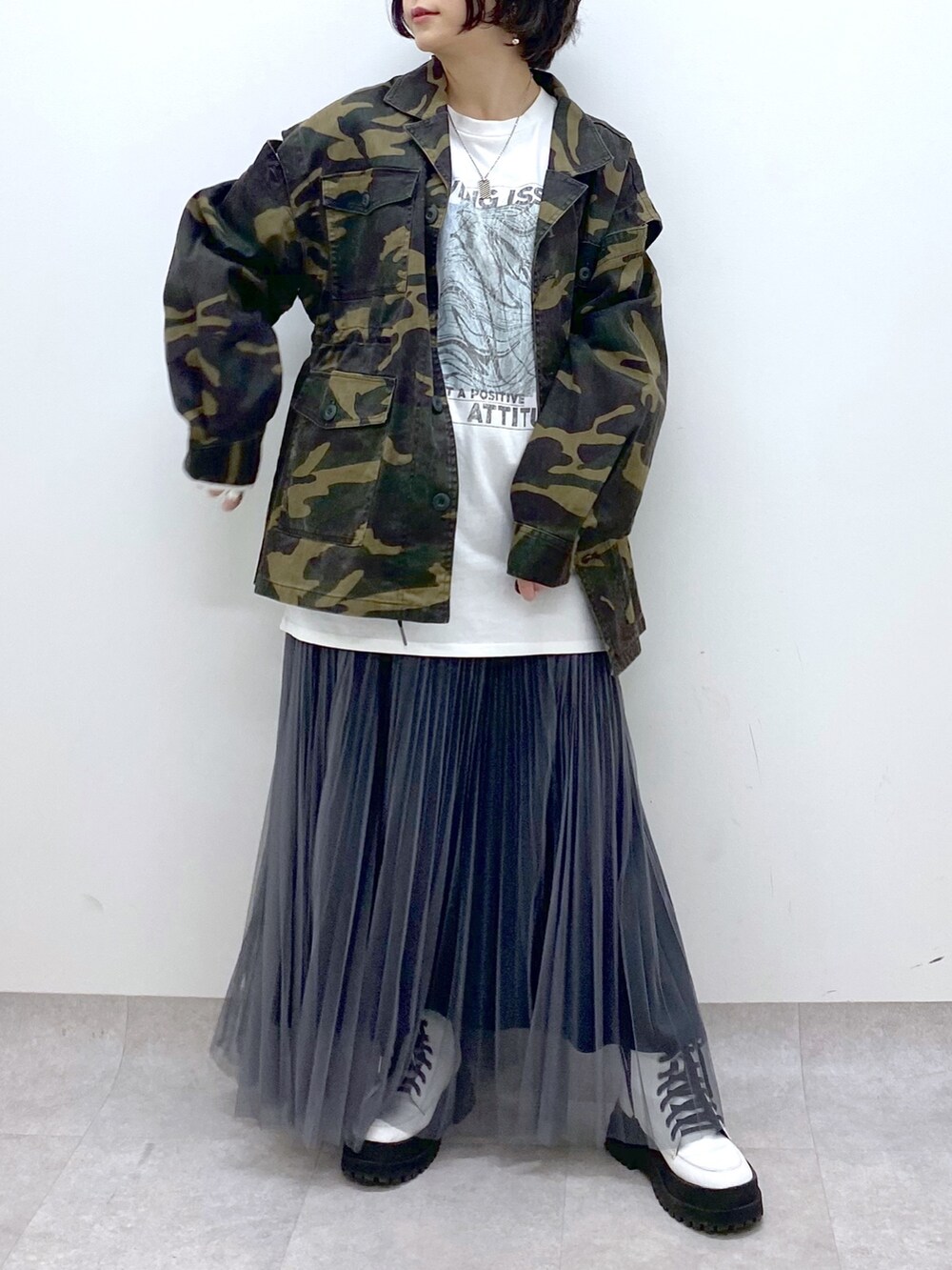 その他のジャケット/アウター、ホワイト系のTシャツ/カットソー、グレー系のスカートを着用したレディースの春コーディネートの5枚目の写真