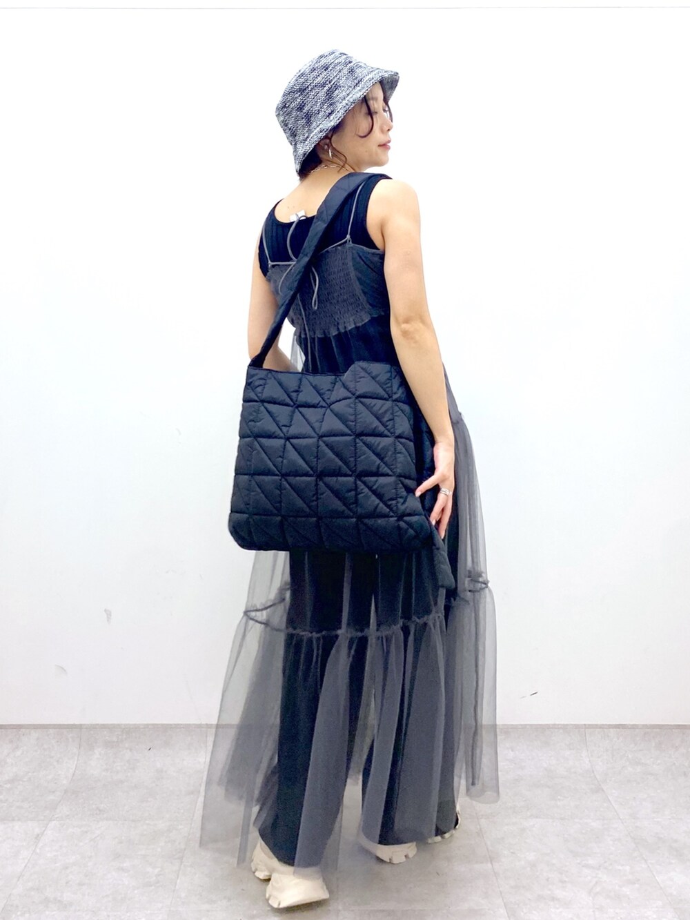 ブラック系のショルダーバッグ、グレー系のワンピース、ブラック系のスウェットパンツを着用したレディースの夏コーディネートの3枚目の写真