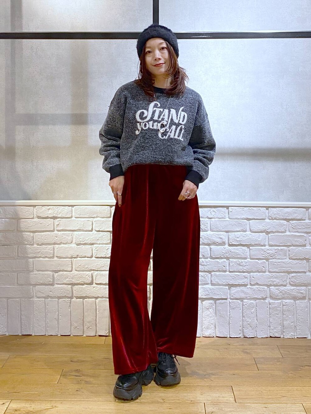 ブラック系のスニーカー、レッド系のその他パンツ、レッド系のその他パンツを着用したレディースの秋コーディネートの3枚目の写真