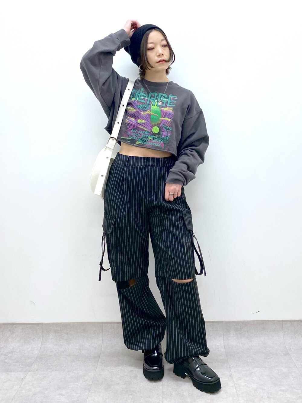 その他のパンツ、ブラック系のトップス、ブラック系のローファーを着用したレディースの春コーディネートの5枚目の写真