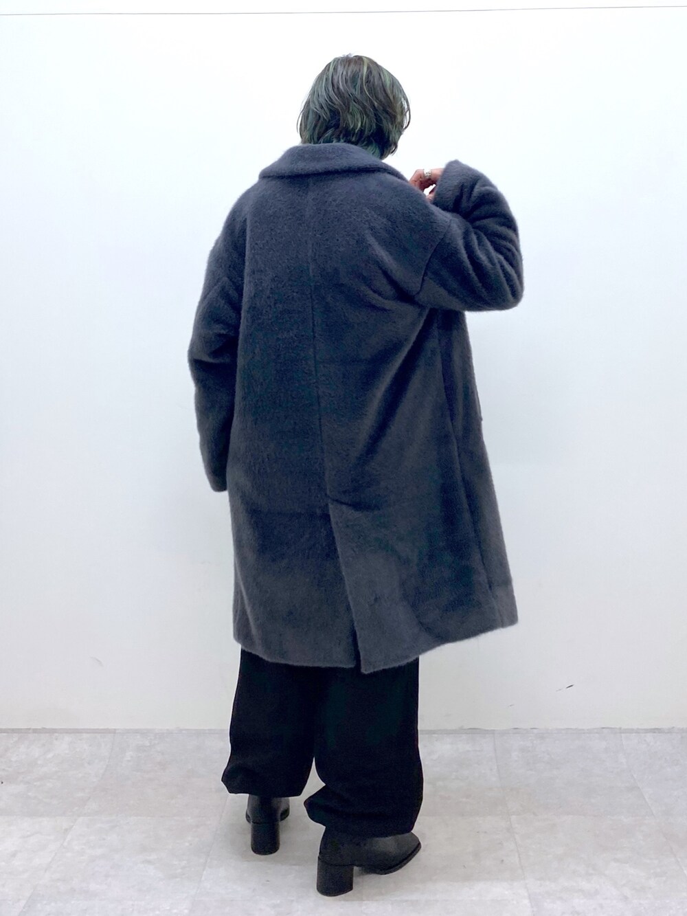 ブラック系のトップス、ブラック系のカーゴパンツ、ブラック系のジャケット/アウターを着用したレディースの秋コーディネートの3枚目の写真