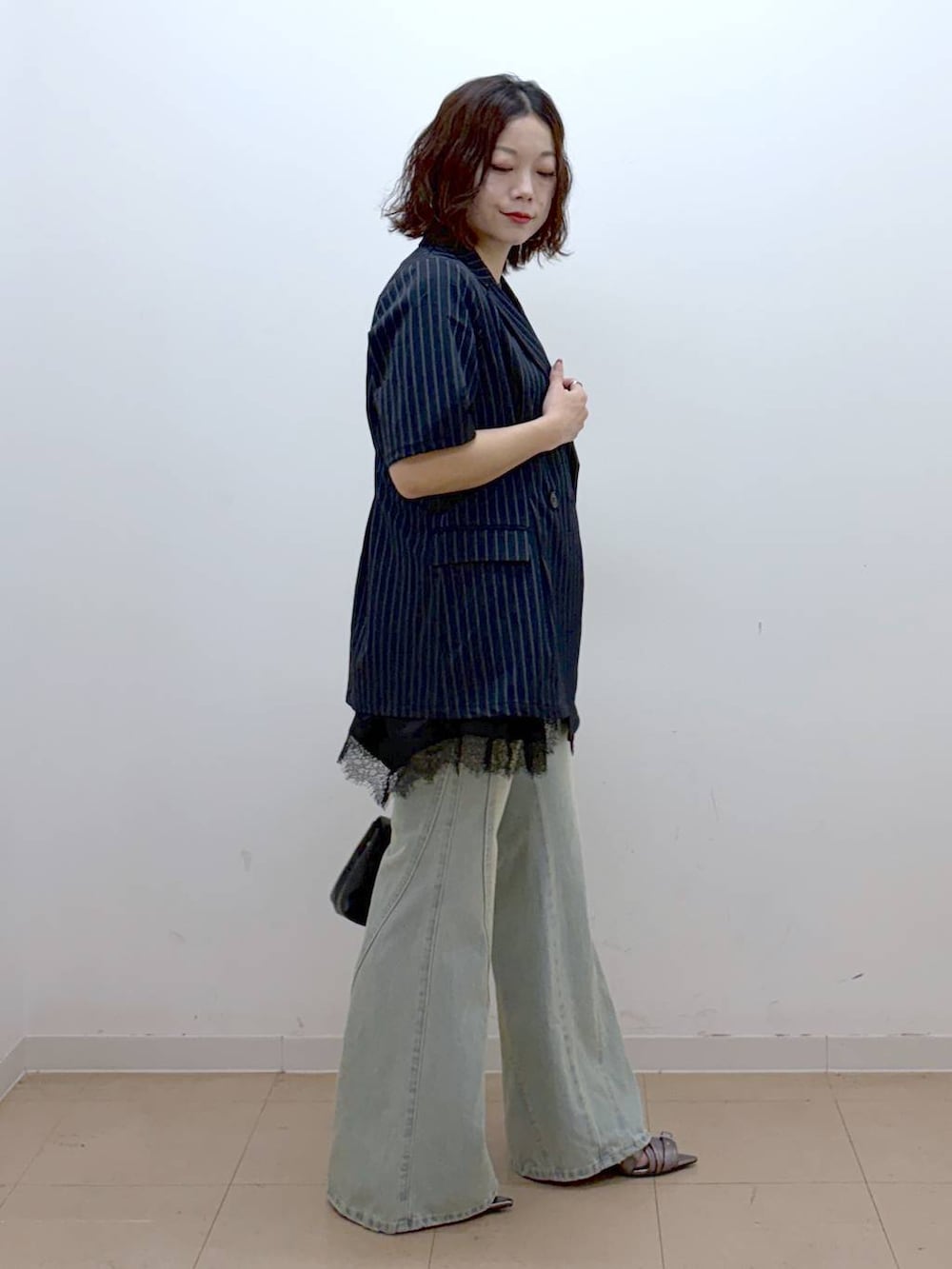 ブルー系のデニムパンツ、その他のサンダル、ブラック系のキャミソールを着用したレディースの夏コーディネートの5枚目の写真