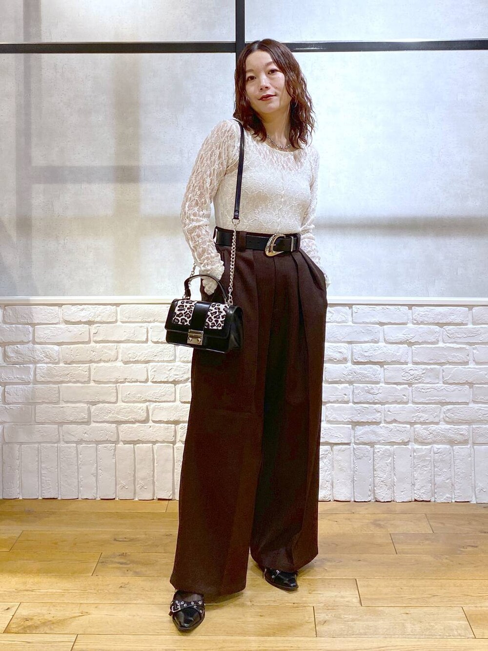 ホワイト系のキャミソール、ブラック系のパンプス、ホワイト系のTシャツ/カットソーを着用したレディースの秋コーディネートの4枚目の写真