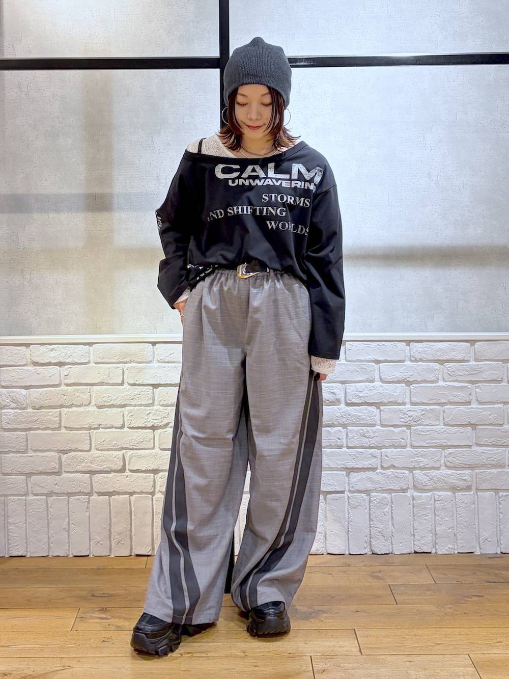 ブラック系のスニーカー、グレー系のその他パンツ、ホワイト系のTシャツ/カットソーを着用したレディースの冬コーディネートの8枚目の写真