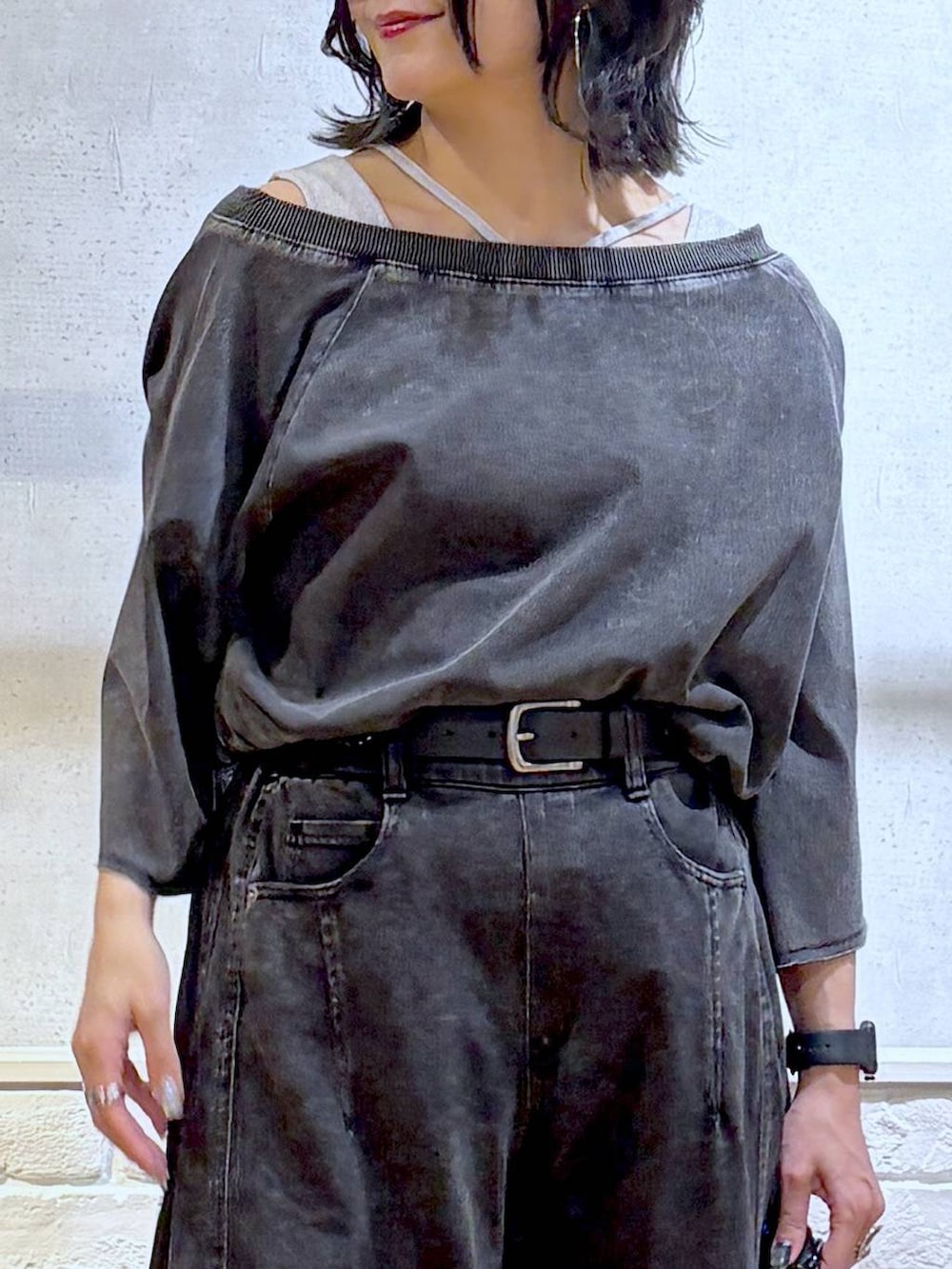 ブラック系のTシャツ/カットソー、ブラック系のデニムパンツ、ホワイト系のタンクトップを着用したレディースの夏コーディネートの2枚目の写真