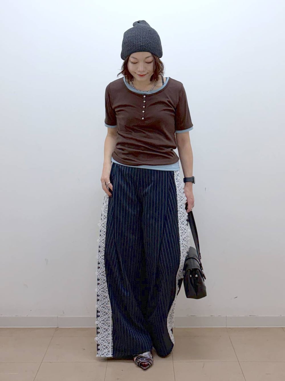 その他のサンダル、ブルー系のスラックス、ブラウン系のTシャツ/カットソーを着用したレディースの夏コーディネートの8枚目の写真