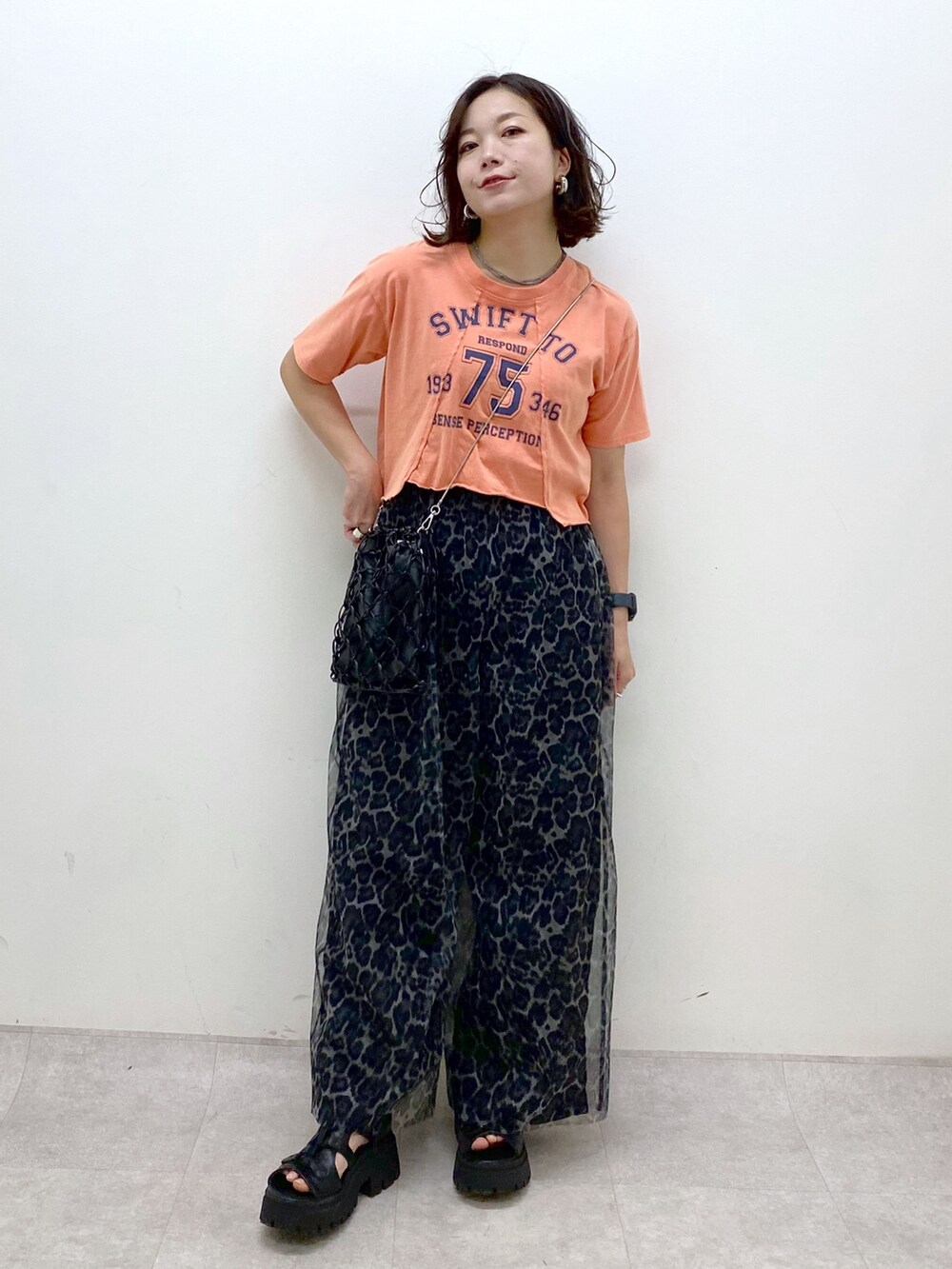 ピンク系のTシャツ/カットソー、グレー系のその他パンツ、ブラック系のサンダルを着用したレディースの春コーディネートの9枚目の写真