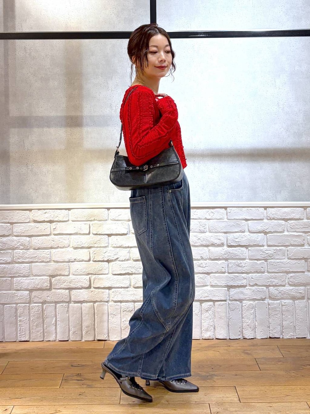 ホワイト系のキャミソール、ブラック系のハンドバッグ、ブラウン系のサンダルを着用したレディースの春コーディネートの5枚目の写真