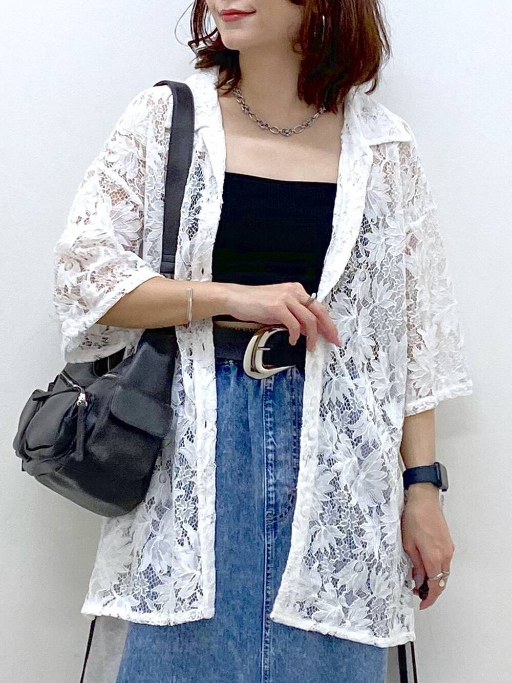 ブラック系のショルダーバッグ、レッド系のサンダル、ブルー系のスカートを着用したレディースの夏コーディネートの2枚目の写真