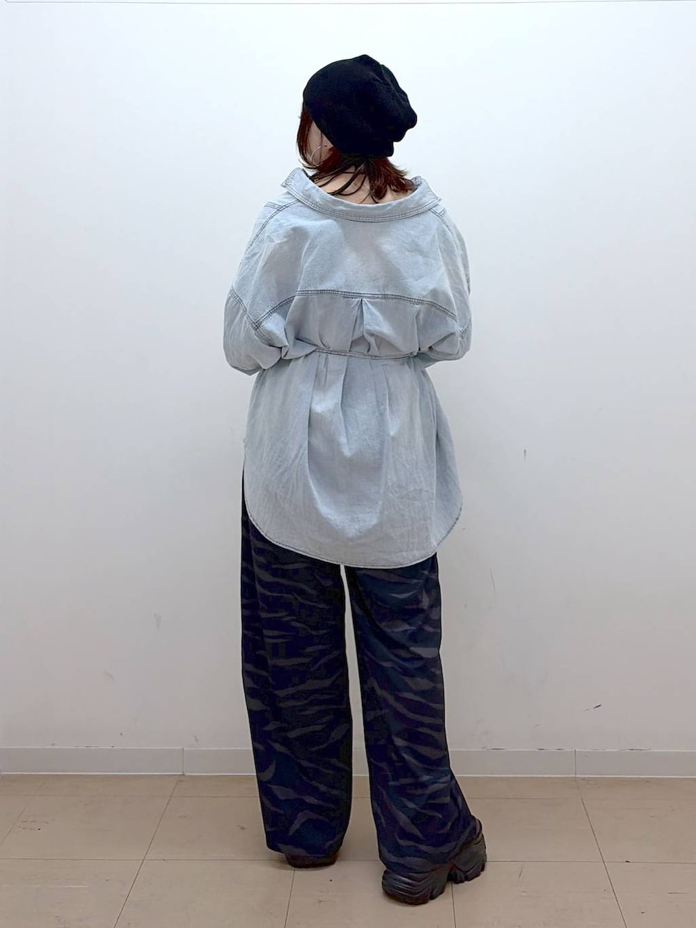 ブラック系のスニーカー、ブルー系のシャツ/ブラウス、その他のスラックスを着用したレディースの冬コーディネートの6枚目の写真