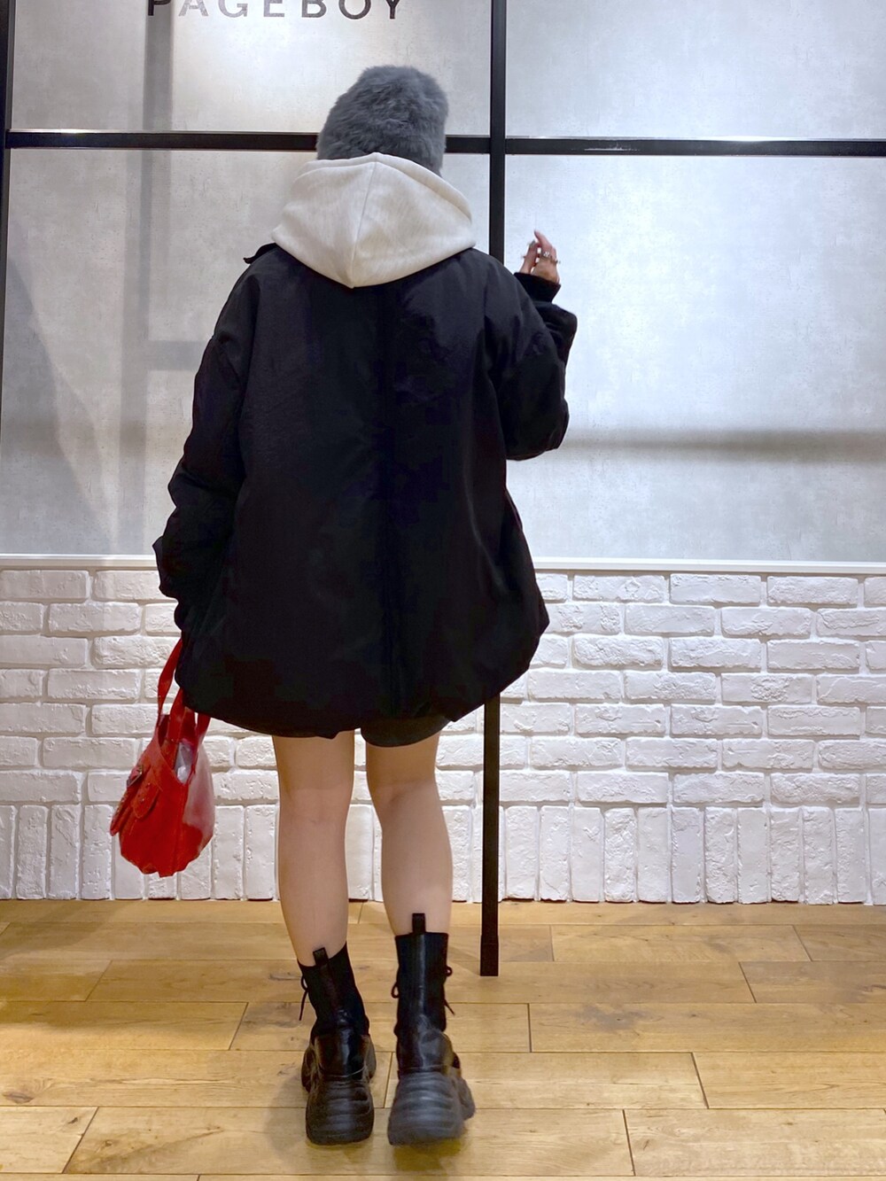 ブラック系のMA-1、グレー系のその他パンツ、ブラック系のブーツを着用したレディースの秋コーディネートの6枚目の写真