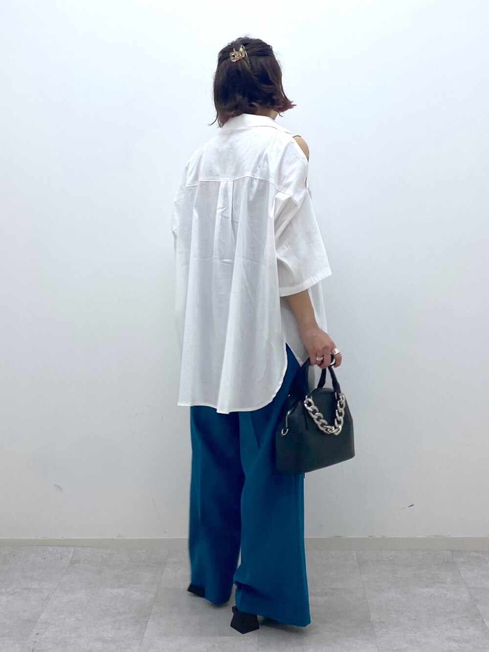 ブルー系のその他パンツ、ブラック系のショルダーバッグ、ブラック系のサンダルを着用したレディースの夏コーディネートの4枚目の写真