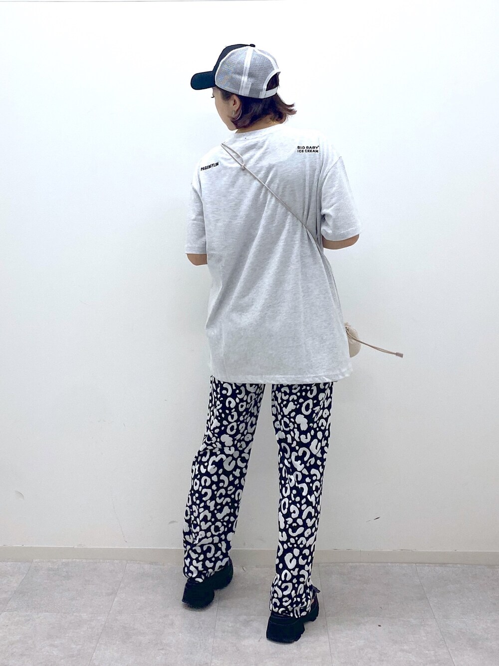 グレー系のTシャツ/カットソー、ホワイト系のその他パンツ、ブラック系のサンダルを着用したレディースの夏コーディネートの4枚目の写真