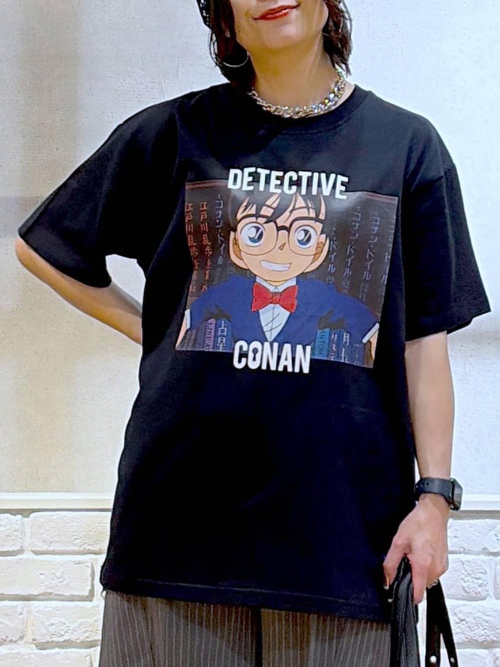 ブラック系のサンダル、ブラック系のボストンバッグ、ブラック系のTシャツ/カットソーを着用したレディースの春コーディネートの2枚目の写真
