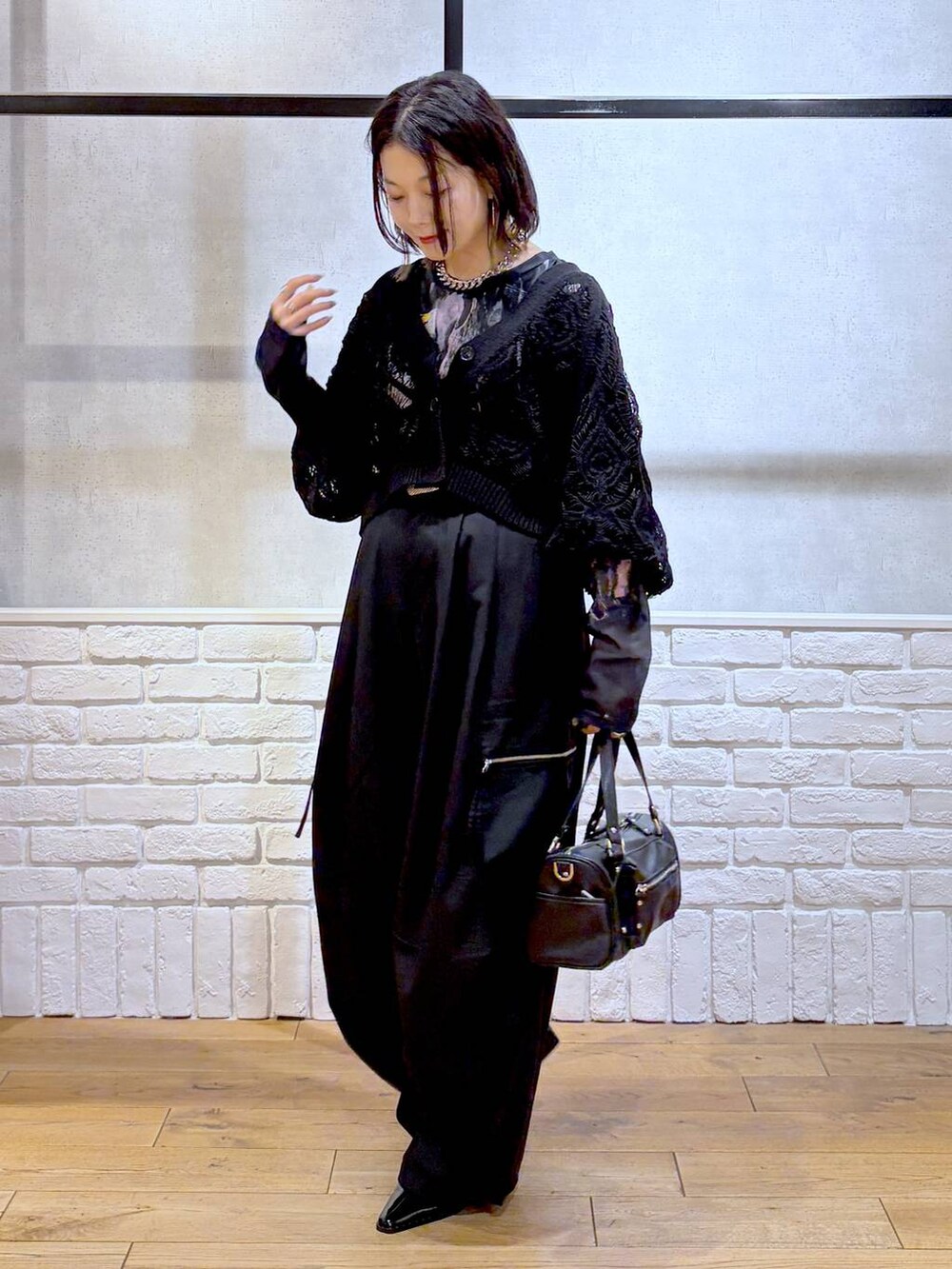 ブラック系のショルダーバッグ、ブラック系のカーゴパンツ、ブラック系のTシャツ/カットソーを着用したレディースの夏コーディネートの8枚目の写真