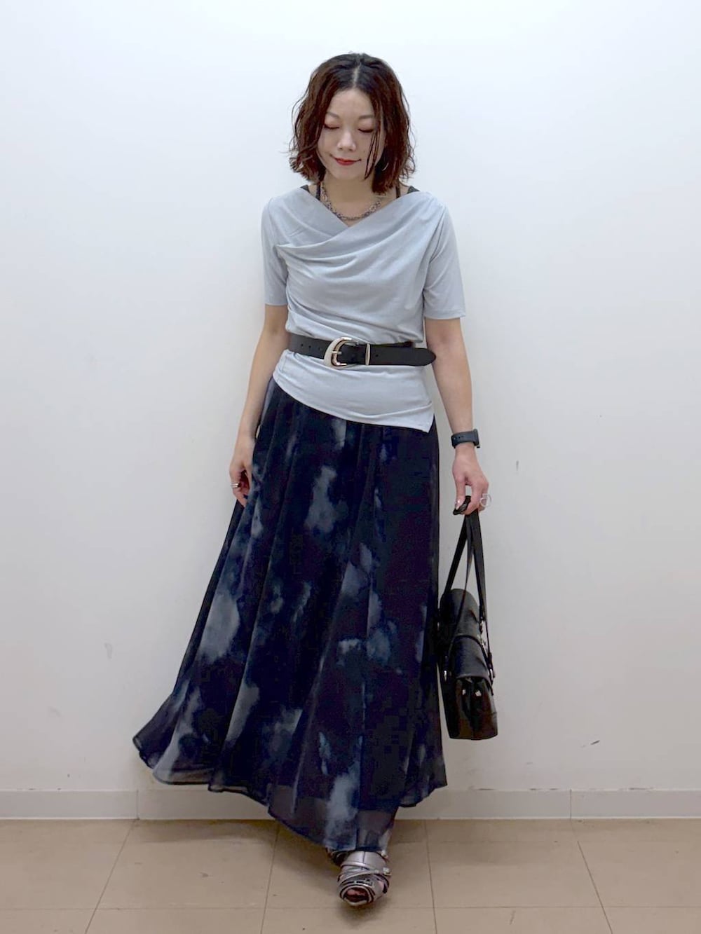 ブラック系のスカート、その他のサンダル、ブルー系のTシャツ/カットソーを着用したレディースの夏コーディネートの8枚目の写真