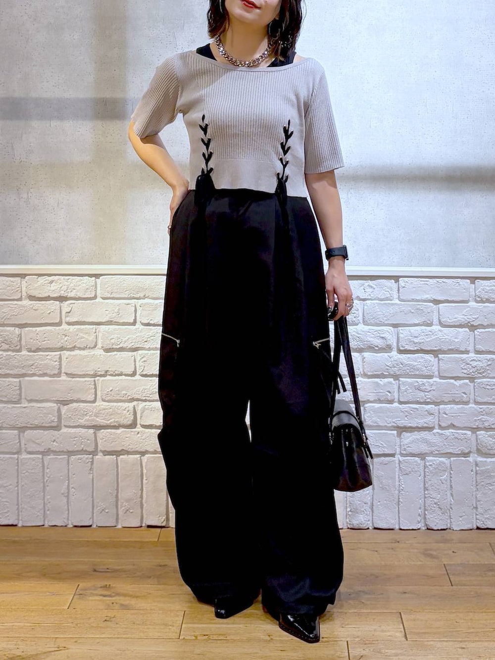 ブラック系のカーゴパンツ、グレー系のTシャツ/カットソー、ブラック系のショルダーバッグを着用したレディースの夏コーディネートの3枚目の写真