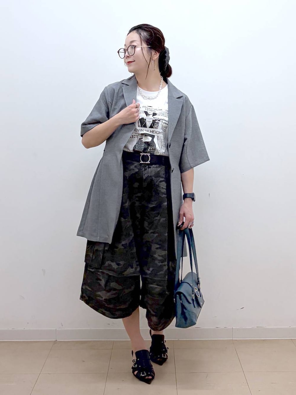 ホワイト系のTシャツ/カットソー、ブラック系のサンダル、グレー系のテーラードジャケットを着用したレディースの夏コーディネートの5枚目の写真