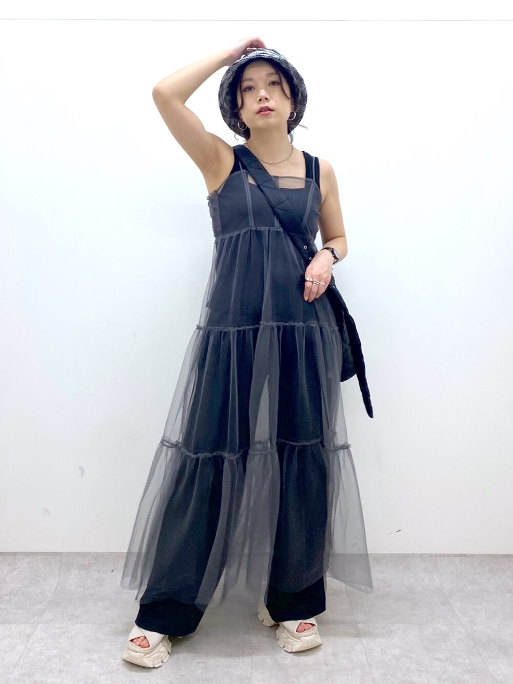 ブラック系のショルダーバッグ、グレー系のワンピース、ブラック系のスウェットパンツを着用したレディースの夏コーディネートの5枚目の写真