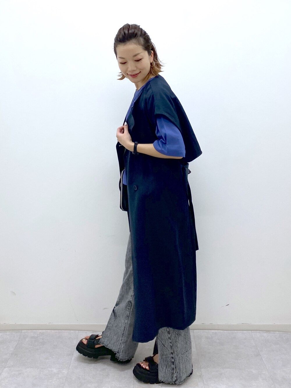 ブラック系のショルダーバッグ、ブラック系のサンダル、ブラック系のデニムパンツを着用したレディースの夏コーディネートの4枚目の写真